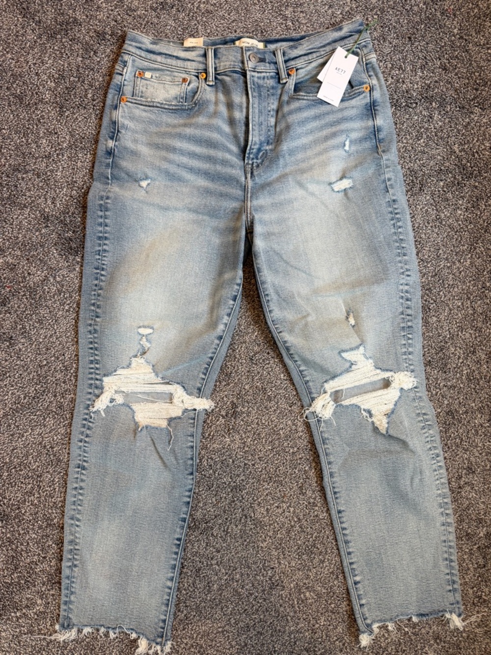 AE77 American Eagle Outfitters MOM JEAN Distressed Straight Leg Jeans